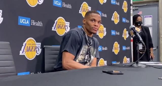 开云体育APP下载-得分20-篮板助攻没上双 湖人却喜迎冷静版韦少